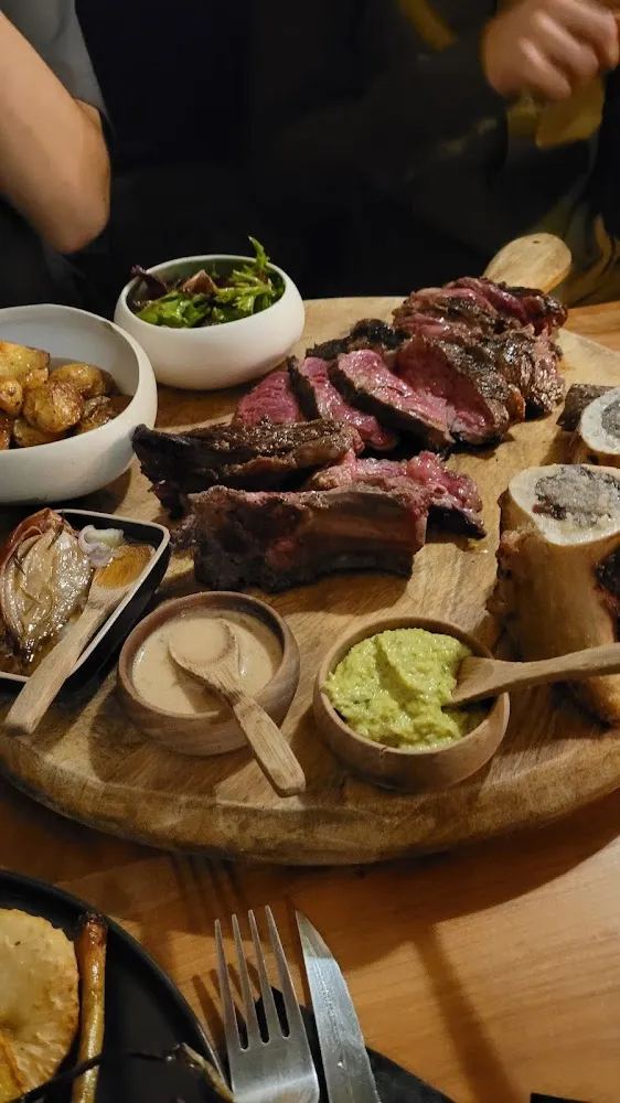Cote de Bœuf Os À Moelle Sauce Pomme de Terre Grenaille Salade